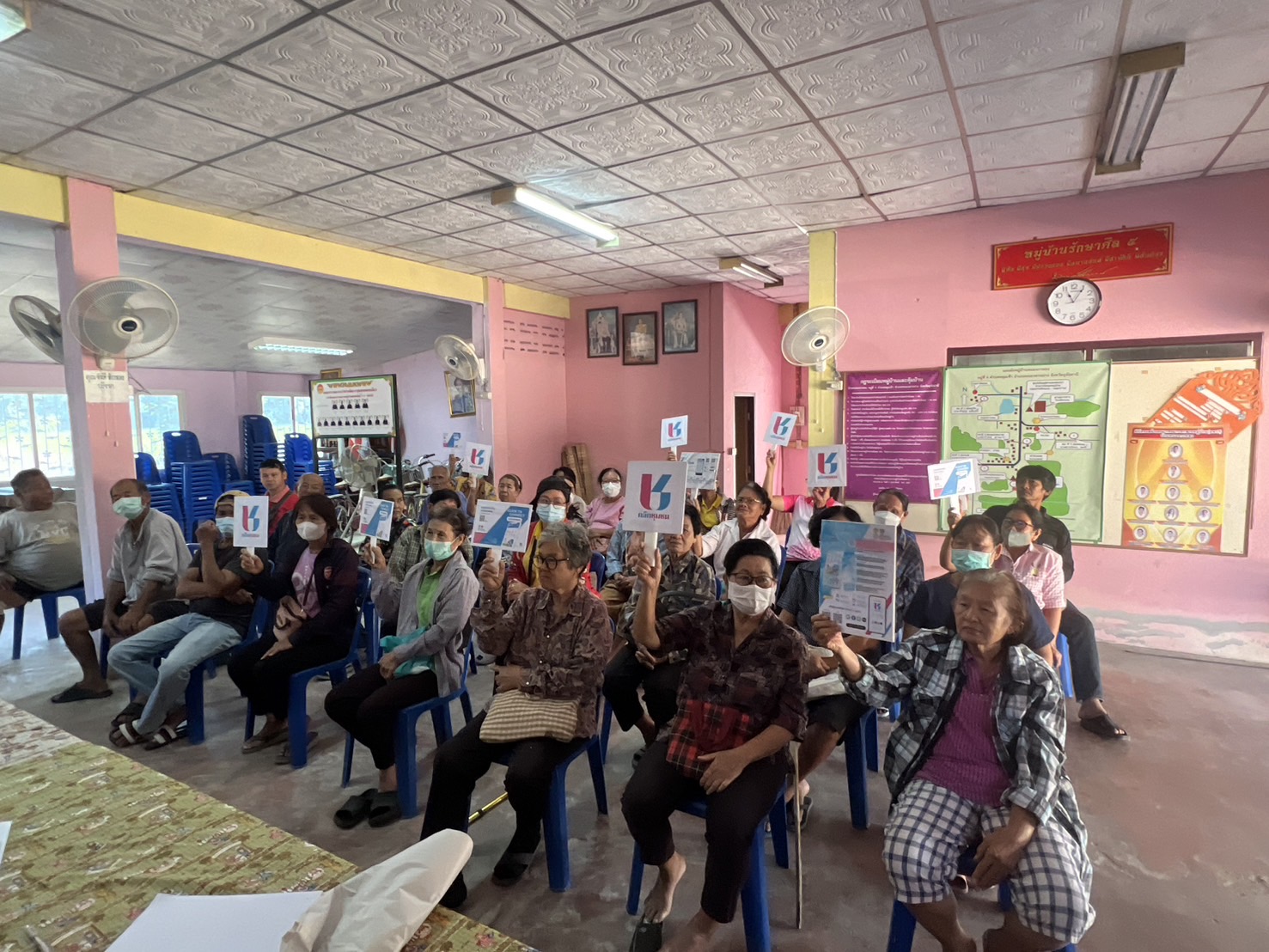 ?" ประชาสัมพันธ์ เชิญชวน ดาวน์โหลด แพลตฟอร์ม “Click ชุมชน” บริการรูปแบบ e-Service" ?